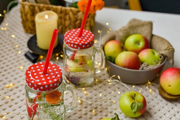 nature morte aux pommes dans un panier sur la table