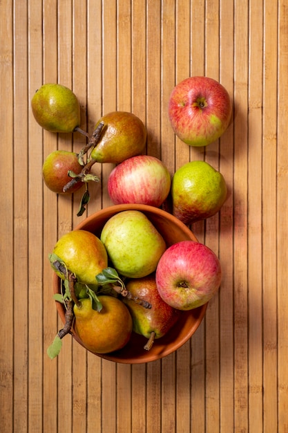 Photo nature morte aux pommes et poires mûres, vue de dessus