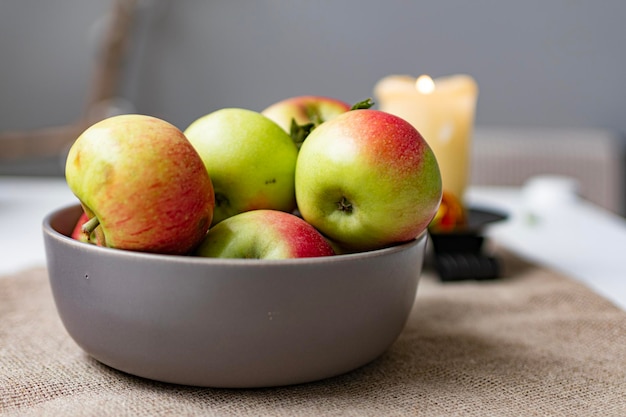 nature morte aux pommes sur la table