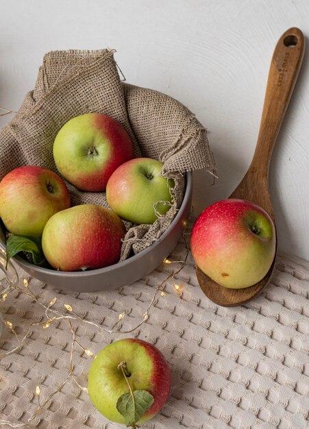 nature morte aux pommes sur la table