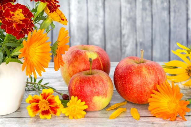 Nature morte aux pommes.