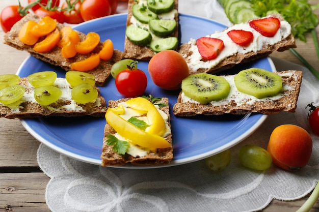 Nature morte aux sandwichs végétariens sur table en bois