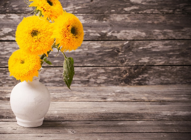 Nature morte aux tournesols sur fond de bois