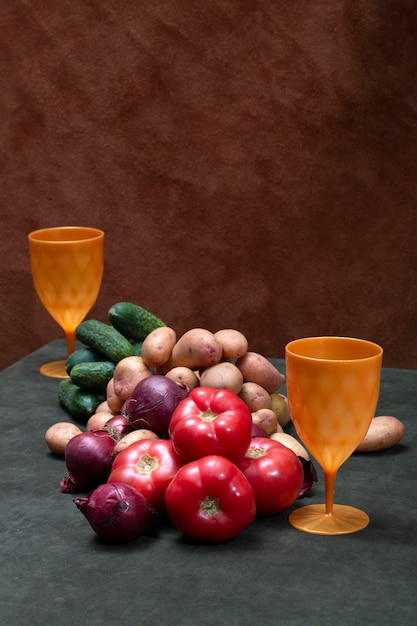 Nature morte aux verres et légumes frais