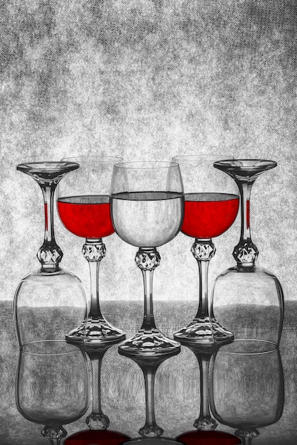 Nature morte aux verres en verre avec du vin