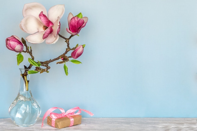 Nature morte avec de belles fleurs de magnolia de printemps et coffret cadeau.