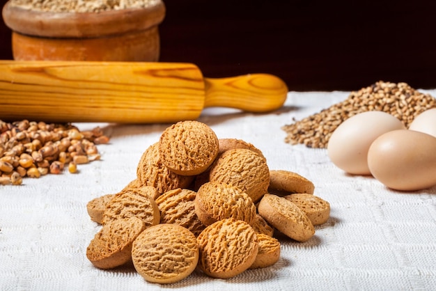 nature morte de biscuits aux céréales décorés de différents grains de céréales et d'un roulement de cuisine typique