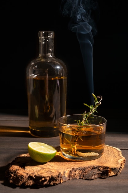 La nature morte d'une boisson de mezcal avec du ver maguey