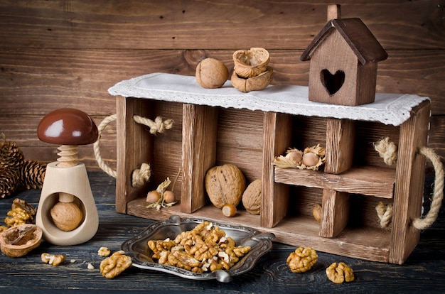 Nature morte avec une boîte en bois et des écrous. Image horizontale