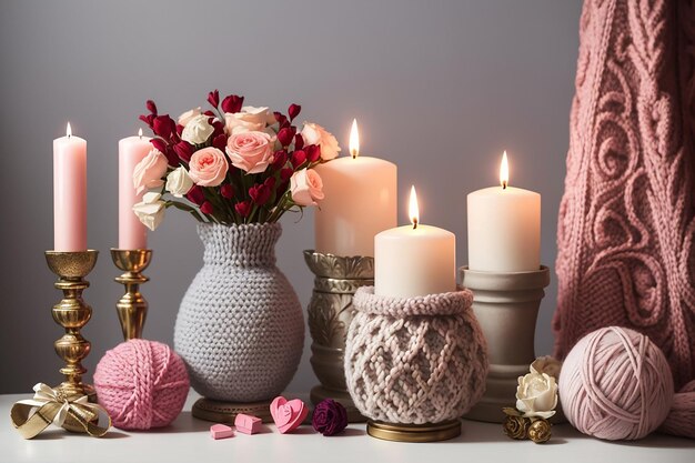 Photo la nature morte avec des bougies dans des chandeliers des détails de décoration et des objets tricotés le concept de la saint-valentin et de la décoration de la maison