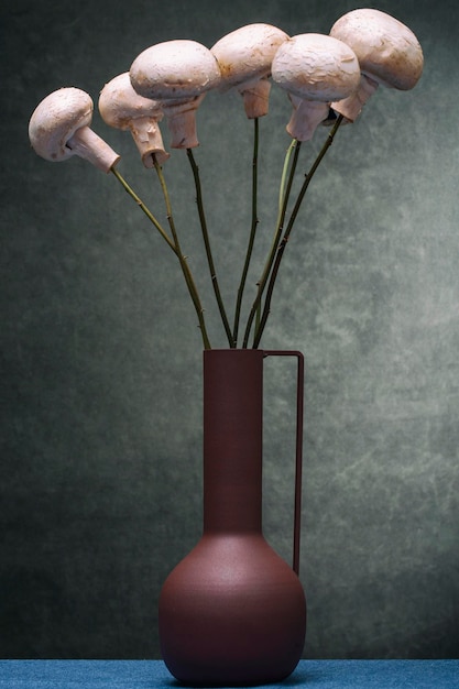 Nature morte Bouquet de champignons aux champignons sur bâtonnets de bois