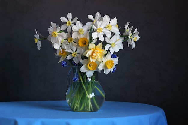 Nature morte avec un bouquet de jonquilles.