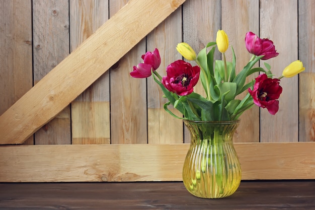 Nature morte avec un bouquet de tulipes dans un vase.