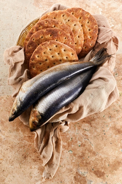 Nature morte catholique de cinq miches de pain et deux poissons