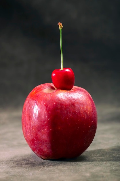 Nature morte avec cerise rouge mûre et pomme