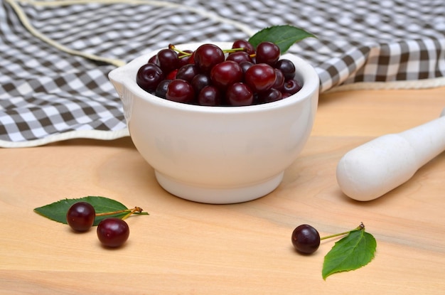 Nature morte cerises mûres sur la table de la cuisine