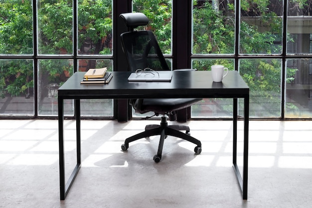 Photo nature morte d'une chaise de bureau à l'intérieur