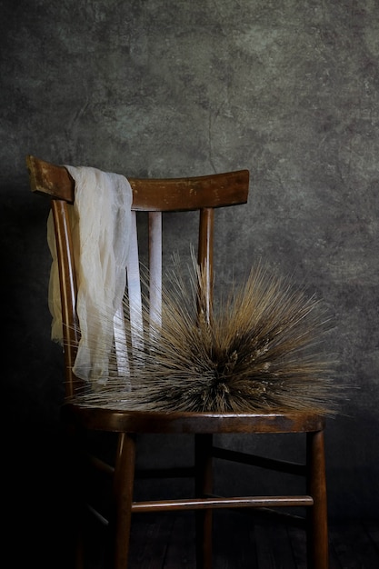 Nature morte avec chaise vintage et bouquet d'épis de blé