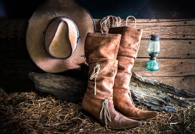 Nature morte avec chapeau de cow-boy et bottes en cuir traditionnelles