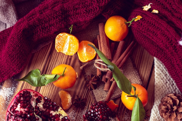 Nature morte chaude aux mandarines et à la grenade