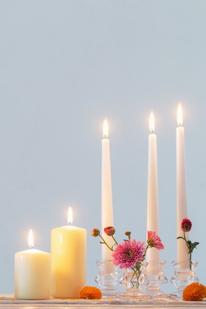 Nature morte avec chrysanthème et bougies