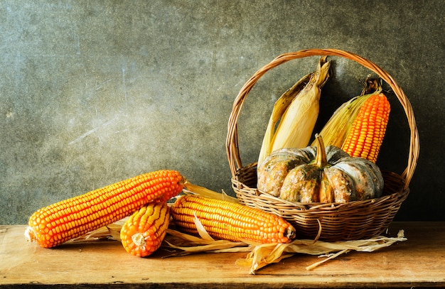 Nature morte Avec de la citrouille et du maïs