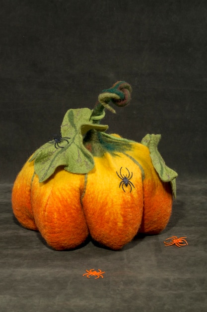 Nature morte avec des citrouilles faites à la main en laine feutrée pour la célébration de l'Halloween