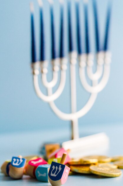 Une nature morte composée d'éléments de la fête juive de Hanoucca/Hanukkah.