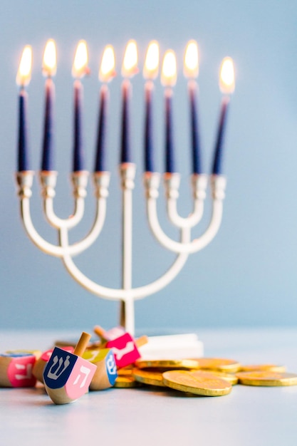 Une nature morte composée d'éléments de la fête juive de Hanoucca/Hanukkah.