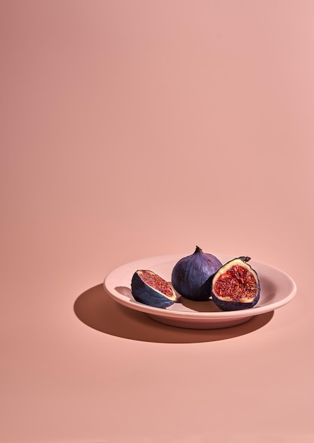 Photo nature morte contemporaine aux figues avec de fortes ombres