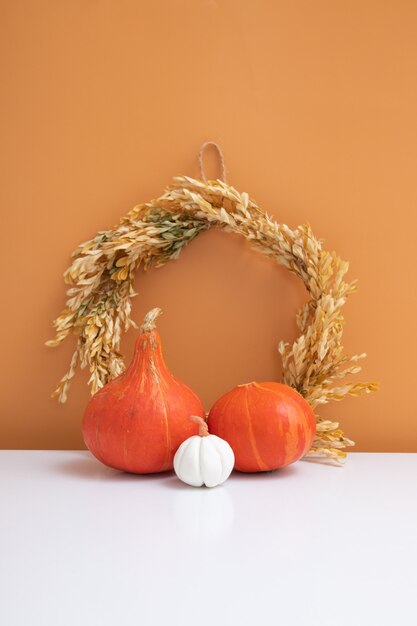 Nature morte créative d'automne de citrouilles, fleurs séchées avec une bougie