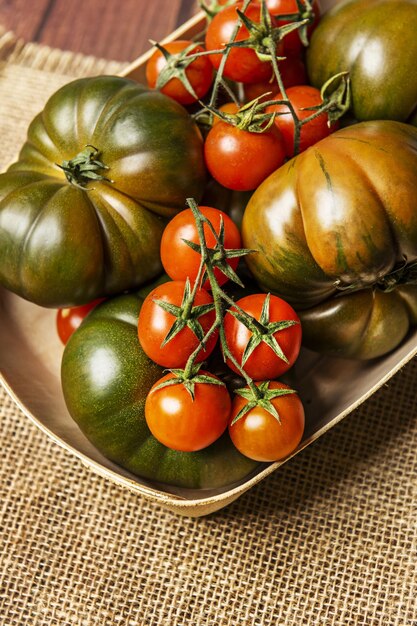 Une nature morte de délicieuses tomates mûres sur toile de jute