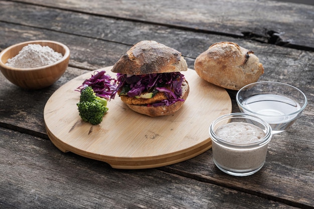 Photo nature morte avec un délicieux burger végétalien fait maison