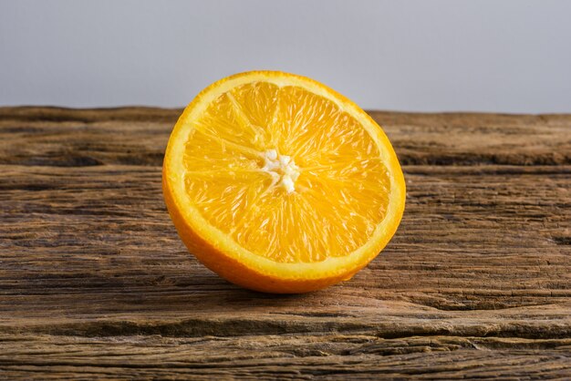 Nature morte demi-croissant d&#39;orange frais sur Table en bois Vintage grunge