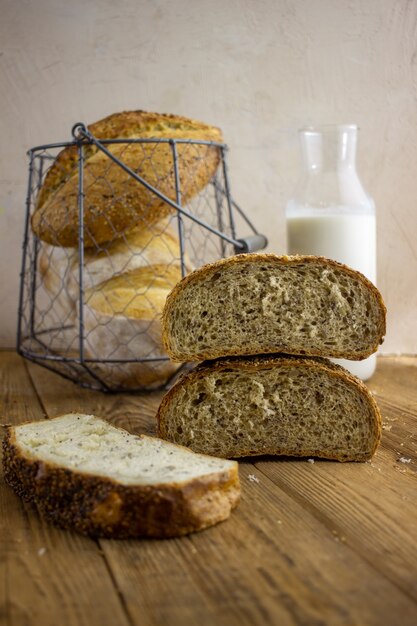 nature morte avec du pain sur fond clair