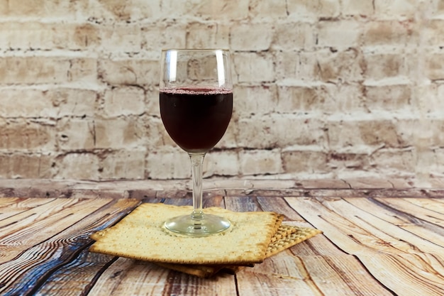 Nature morte avec du vin et du pain azyme de pâque juif au matzoh