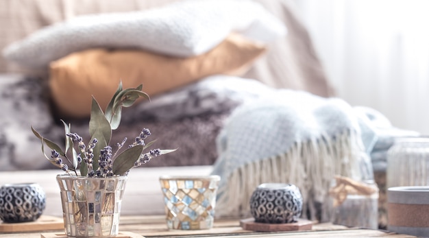 nature morte avec des éléments de décoration sur la table