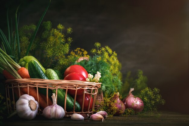 Nature morte estivale de légumes mûrs et d&#39;aneth.