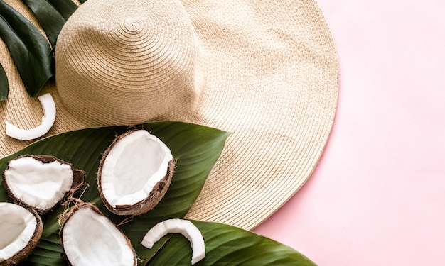 Nature morte d'été avec chapeau de plage et noix de coco