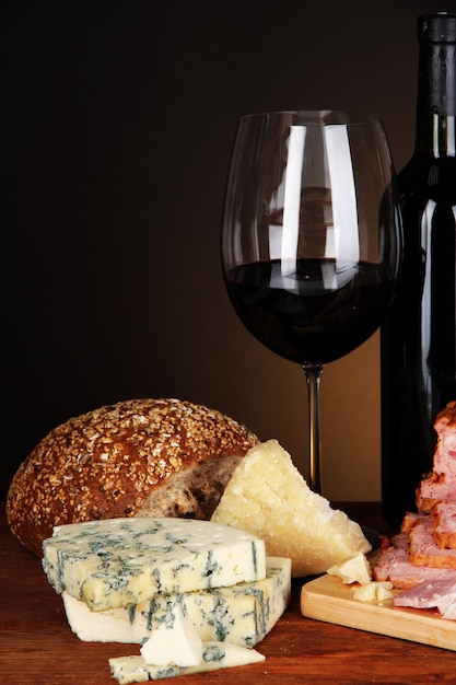 Nature morte exquise de vins, fromages et produits carnés