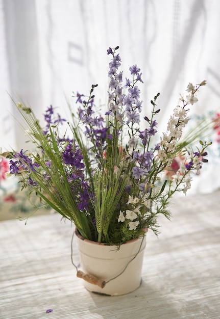 Nature morte avec des fleurs sauvages fraîches dans un vase