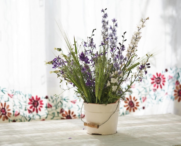 Nature morte avec des fleurs sauvages fraîches dans un vase