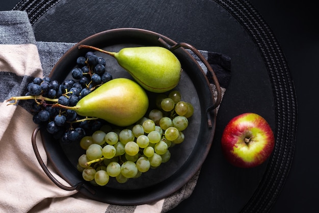 Nature Morte Fruit Concept Poire Et Raisin Dans Un Plateau En Fer Vintage Avec Copie Espace