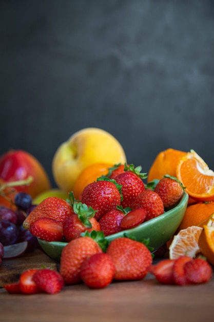 Nature morte de fruits frais de saison aux tons rougeâtres