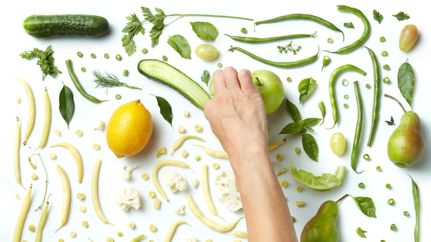Nature morte de fruits et légumes verts frais