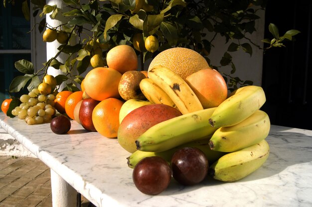 Nature morte de fruits avec lumière du soleil