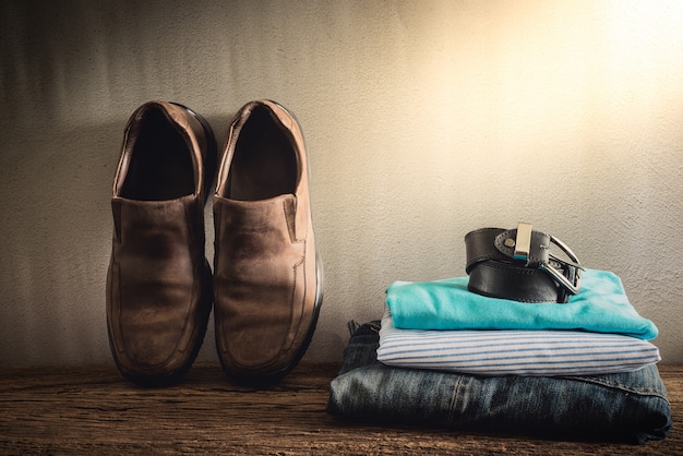 Nature morte avec homme casual sur une table en bois contre le mur de grunge