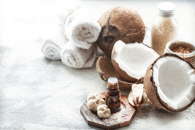 nature morte avec de l'huile de noix de coco dans une bouteille et de la noix de coco fraîche