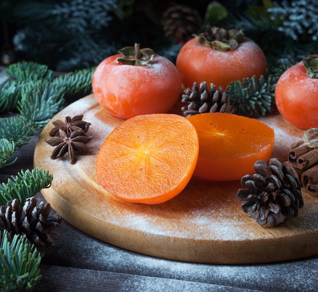 Nature morte avec kaki juteux mûr.