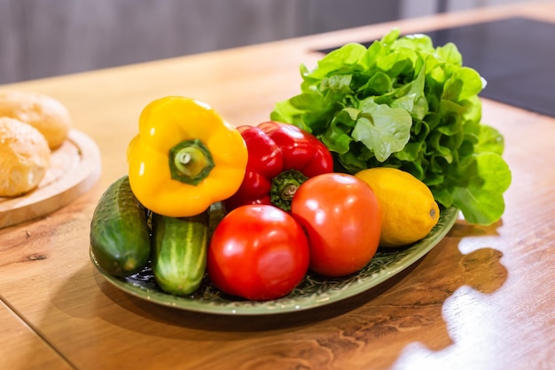 Nature morte de légumes biologiques frais sur assiette sur le concept végétarien et végétalien de cuisine